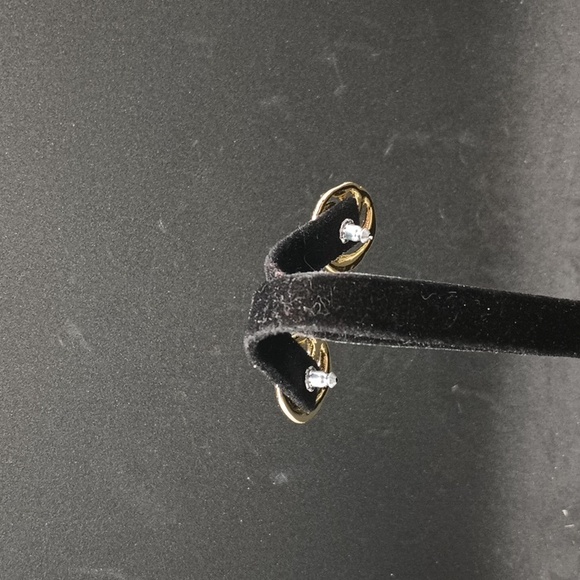 Vintage gold tone swirl stud earrings - Picture 3 of 3